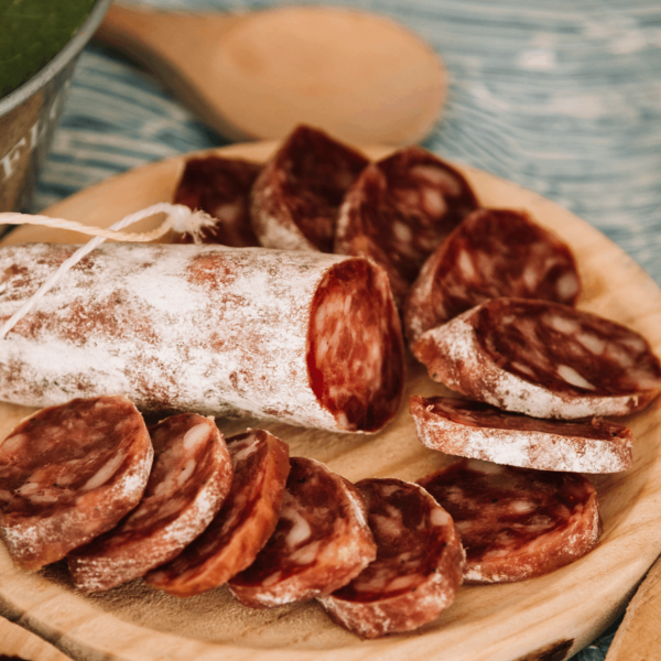 salchicha-en-rodajas-en-la-mesa